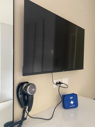 A television and/or entertainment centre at Elegant Flat x3 w Parking!