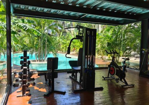 - une salle de sport avec vue sur la piscine dans l'établissement Boho Chic Loft- Stunning Terrace in Central Tulum, à Tulum