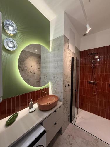 a bathroom with a sink and a shower at Prestiżowy Apartament Rosette Residence 2 z tarasem AC Progres in Toruń