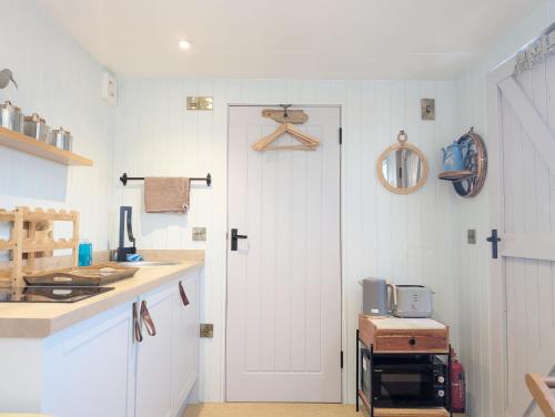 Φωτογραφία από το άλμπουμ του The Shepherd's Hut on the Beach - Pagham - Sea Front σε Pagham