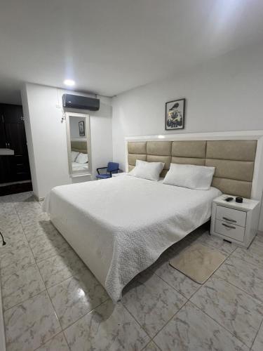 a bedroom with a large bed with a white bedspread at Alojamiento completo - Casa en Conjunto con 2 habitaciones in Florencia