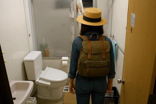 Una persona con una mochila parada en un baño. en Minsyuku Okinawa Kubotaso - Vacation STAY 87482v, en Okinawa City