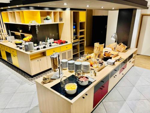 Una cocina con una gran isla con comida encima. en ibis Budget Clermont Ferrand Centre Montferrand, en Clermont-Ferrand