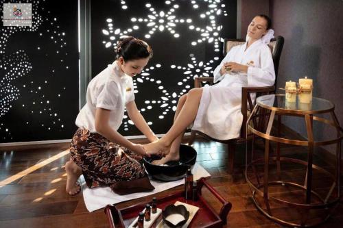 two women in a room with a woman in a bowl at Landmark 81 Sky blue Luxury Residence in Ho Chi Minh City