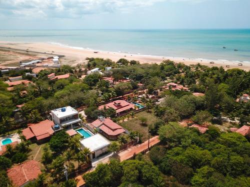 widok z lotu ptaka na ośrodek wczasowy z plażą w obiekcie Vila Libelula w mieście São Miguel do Gostoso