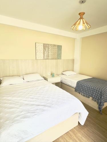 プンタ・エルモサにあるCozy and modern studio close to the beachのベッド2台と天井ファン付きの寝室