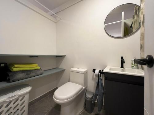 Phòng tắm tại Central Tiny house surrounded by nature