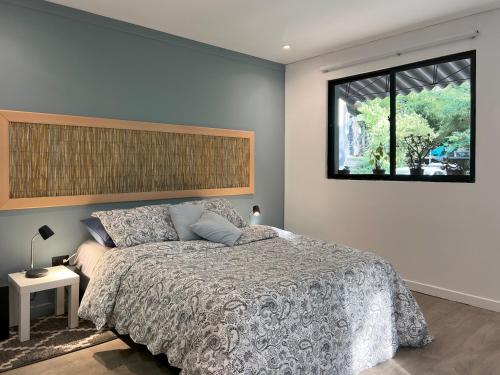 Giường trong phòng chung tại Central Tiny house surrounded by nature