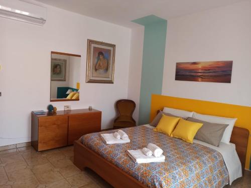 a bedroom with a bed with two towels on it at La Casa Sicula in Capri Leone