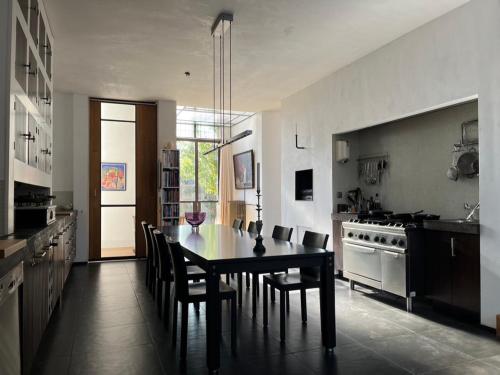 De Hoffstee في Minnertsga: مطبخ كبير فيه طاولة وكراسي