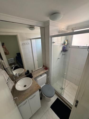 une salle de bain avec une douche, des toilettes et un lavabo dans l'établissement Apartamento com 3 quartos em Condomínio COP30, à Ananindeua