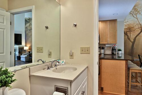 Telemark VillageにあるTrailside Loft at Pico - Ski-In, Out Condo with Loft & 2BR - Steps to Liftのバスルーム(シンク付)、キッチン