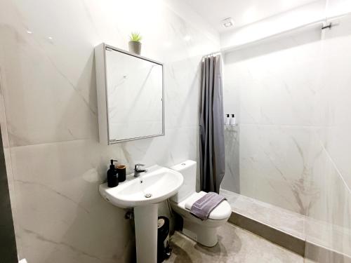 Bilik mandi di Silver Gray Retreat