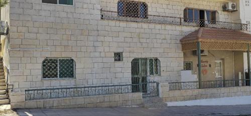 Το κτήριο όπου στεγάζεται  το διαμέρισμα