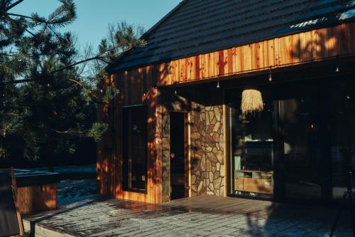 KuligówにあるDomek Hawajkaの玄関と扉のある木造建築