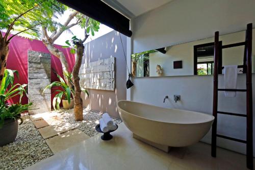Bathroom sa Chandra Bali Villas