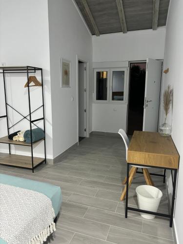 a room with a desk and a table and a chair at Origen Bed and Breakfast in Villargordo del Cabriel