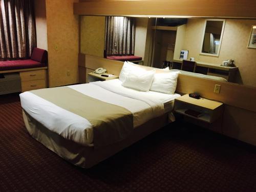 Microtel Inn & Suites by Wyndham Syracuse Baldwinsvilleにあるベッド