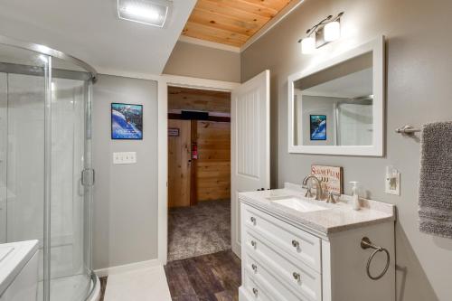 Ένα μπάνιο στο Secluded Home with Fire Pit, 8 Mi to Cannon Mountain