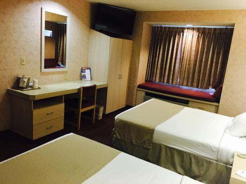 Microtel Inn & Suites by Wyndham Syracuse Baldwinsvilleにあるベッド