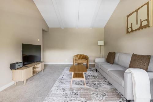 Gallery image of Blueground West Valley pool nr Memorial Park SFO-2051 in Rancho Rinconada