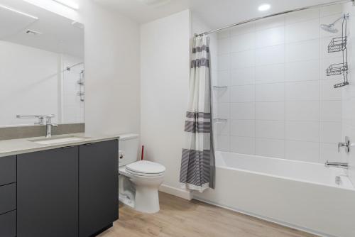 ein weißes Badezimmer mit Toilette und Dusche in der Unterkunft Blueground Santa Clara pool nr Central Park SFO-2058 in Santa Clara