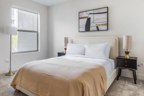 Un dormitorio con una cama blanca y una ventana. en Blueground East Industrial pool nr Lake Elizabeth SFO-2000, en Warm Springs District