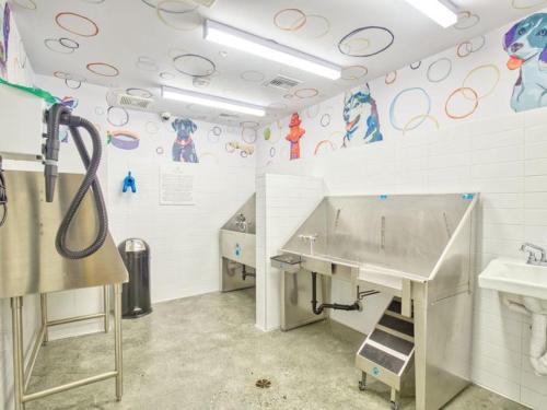 baño con lavabo y escritorio. en Blueground East Industrial pool nr Lake Elizabeth SFO-2000, en Warm Springs District