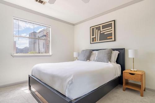 Un dormitorio blanco con una cama grande y una ventana. en Blueground Downtown Austin pool nr Congress Ave ATX-340, en Austin