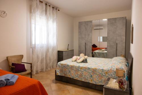 ein Schlafzimmer mit zwei Betten und einem Spiegel in der Unterkunft Villa Aurelia in Brucoli