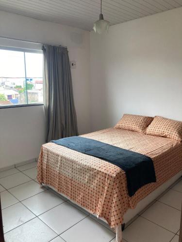 a bedroom with a bed in a room with a window at Studio Shine - Apartamento inteiro para COP in Belém