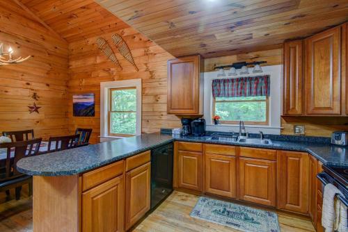 Η κουζίνα ή μικρή κουζίνα στο Bella Woods Cabin