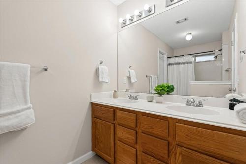 Ένα μπάνιο στο Hill Country Getaway Games, Fire Pit & Deck