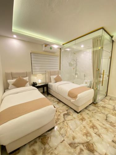 Postel nebo postele na pokoji v ubytování Eighth Wonders Hotel