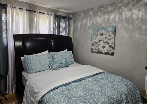 une chambre avec un lit avec des oreillers bleus et blancs dans l'établissement Welcome and dreamthome, à Monroeville