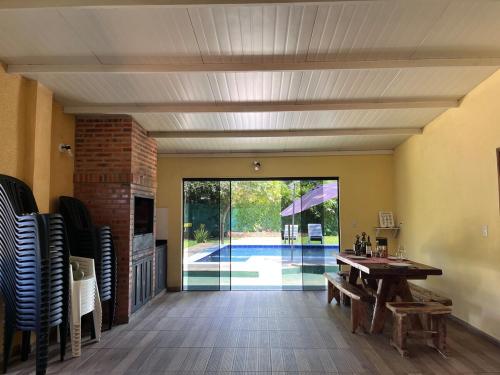 una sala de estar con una mesa y una chimenea en Posada El Encuentro, en Atyrá