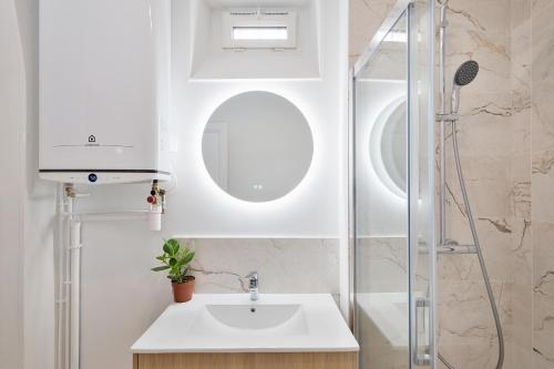 Un baño con lavabo y ducha en 3P Cosy proche Paris La Défense Fondation LV, en Suresnes
