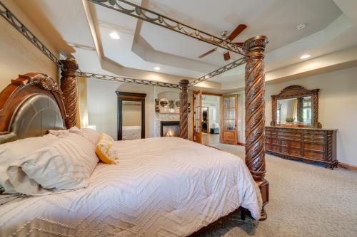 Postel nebo postele na pokoji v ubytování Loveland Peaks Retreat Family Home 3 Mi to Dtwn!