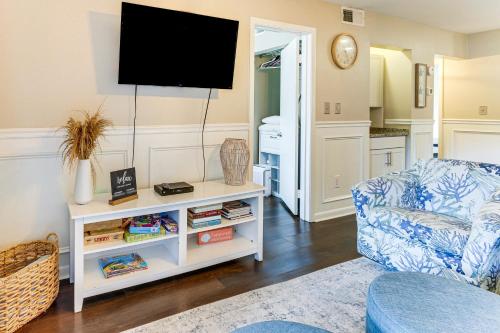 Walk to Folly Field Beach: Coastal Home w/ Grill photo 18