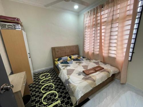 - une chambre avec un lit et une fenêtre avec des stores dans l'établissement AM Homestay, à Kota Bharu