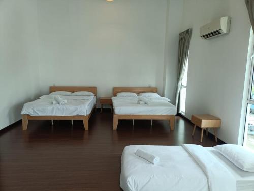 Postel nebo postele na pokoji v ubytování 4 Storey House 14Pax 4Bedroom 9 Bukit Jambul