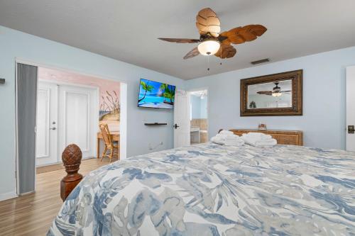 Ένα ή περισσότερα κρεβάτια σε δωμάτιο στο Lake O' Woods! Gated private pool home!