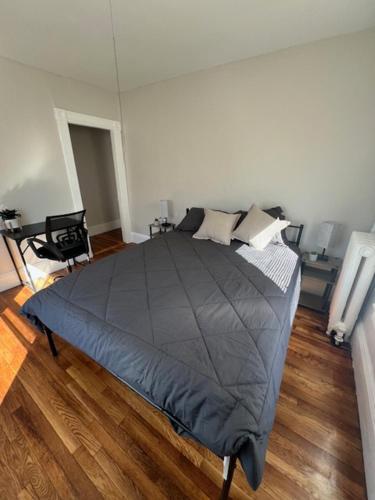 Ένα ή περισσότερα κρεβάτια σε δωμάτιο στο Full Apartment in Lynn - Fits 5 people
