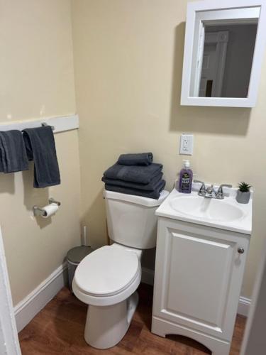 Ένα μπάνιο στο Full Apartment in Lynn - Fits 5 people