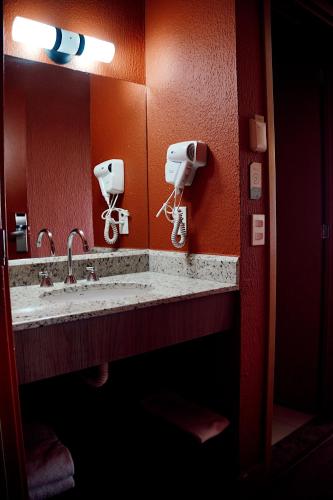 a public bathroom with two sinks and a mirror at Strassen Hotel in Aparecida de Goiânia