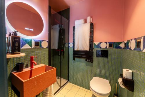 a bathroom with a shower and a toilet and a sink at Calipo in Vila Viçosa