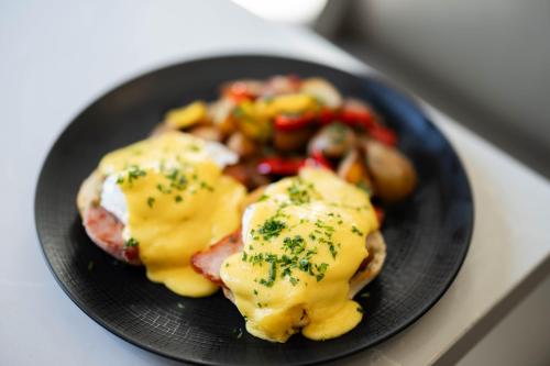 un plato negro de comida con carne y verduras en JW Marriott San Francisco Union Square, en San Francisco
