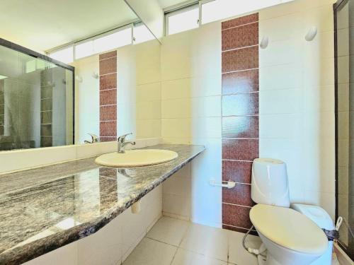 ein Badezimmer mit Waschbecken und Toilette in der Unterkunft Departamento de dos dormitorios en el Corazón de Santa Cruz in Santa Cruz de la Sierra