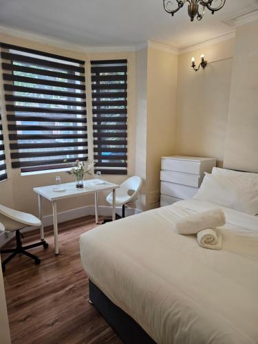 Ένα ή περισσότερα κρεβάτια σε δωμάτιο στο Peacock Quarters