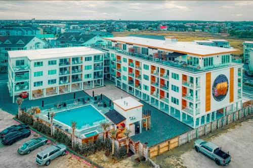 カロライナビーチにあるPier View Luxe Retreatのスイミングプール付きの建物の空中ビュー